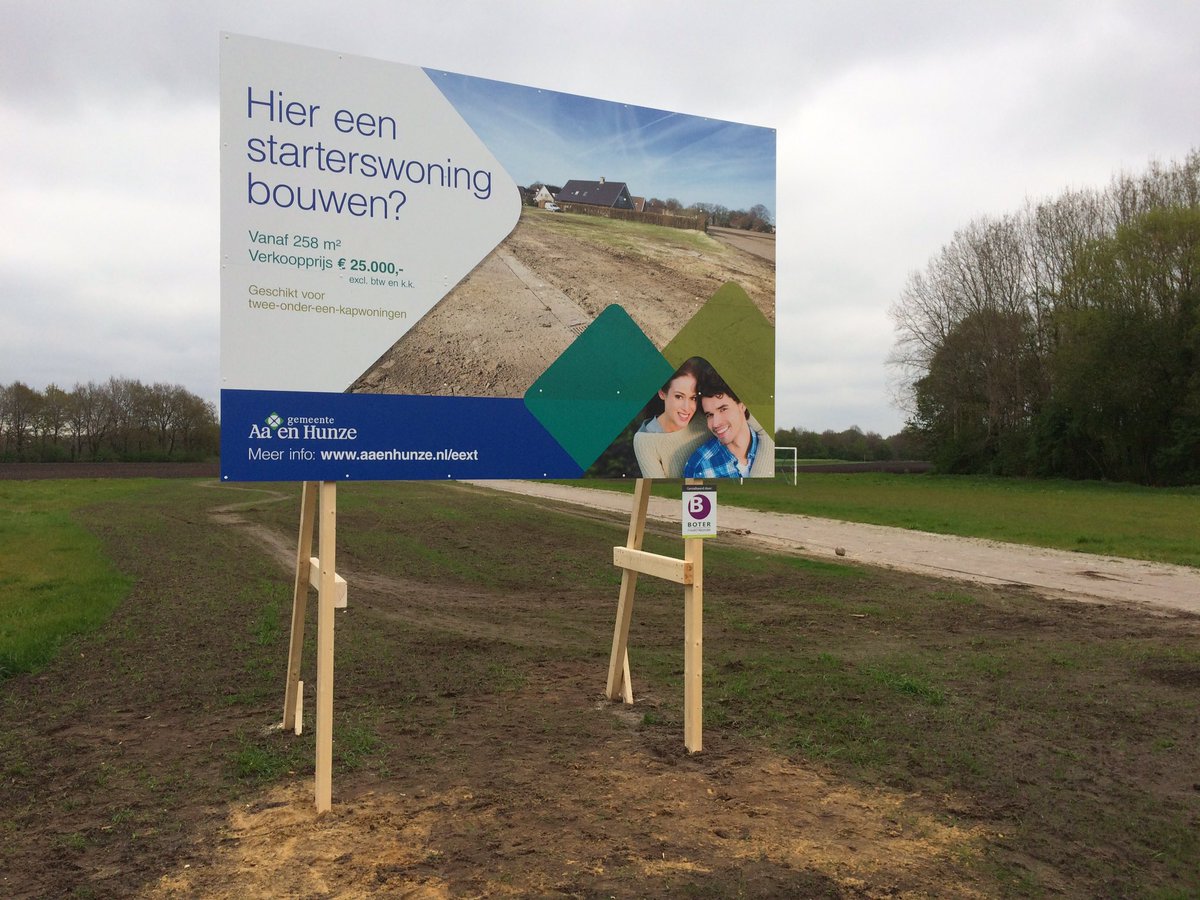 Mooi informatiebord in Eext <a href="/aaenhunze/">gemeente Aa en Hunze</a>, waarop aangegeven staat dat er starterskavels te koop zijn voor      € 25.000 excl.btw. Kans!👍