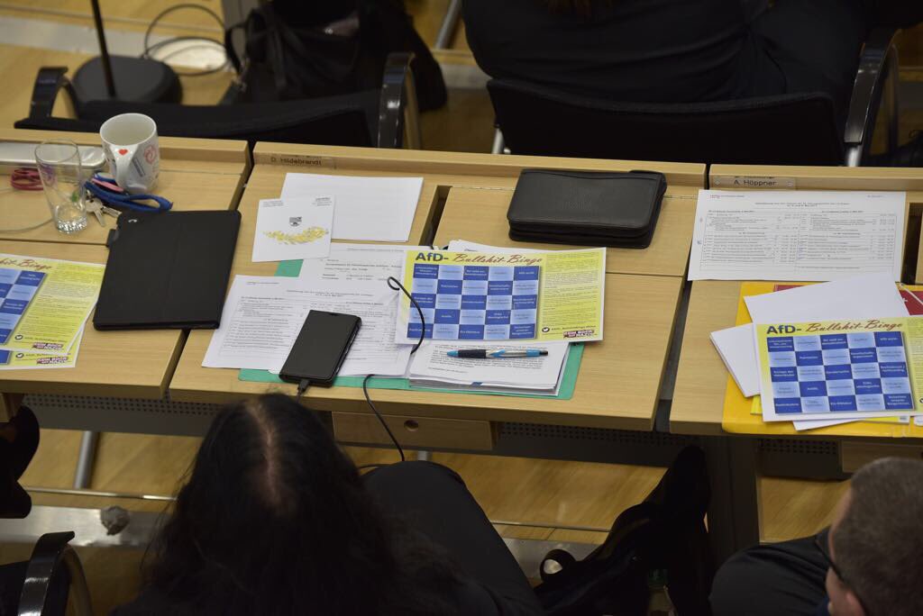 Man wollte die AfD im Parlament "argumentativ stellen", jetzt stellen die Altfraktionen bloß die Arbeit ein und spielen Bullshit-Bingo!