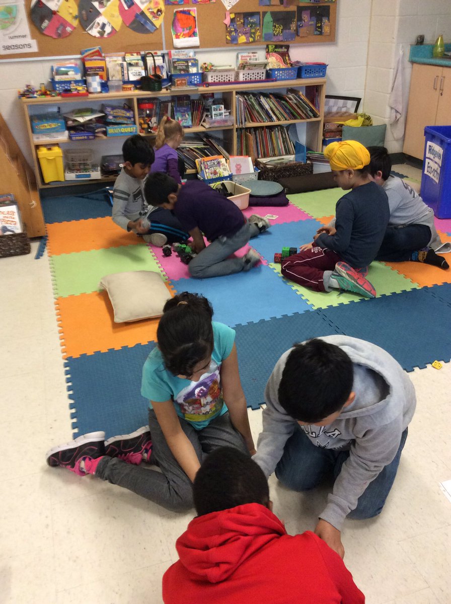 ridgeview2_3's tweet photo. Problem solving and collaborating to create robots with cubelets #rpstechcode #rpsassess @LayahClairy1960 https://t.co/KLdpBsIMkb