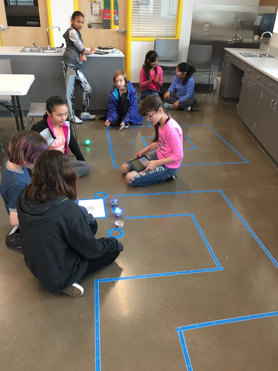 Vose_BSD's tweet photo. Spheros with Mrs. Fong's 5th grade class! @bsdfutureready @melissa_holz @directoragalvan @SpheroEdu #sprklightninglab https://t.co/ilaw0FCbfB