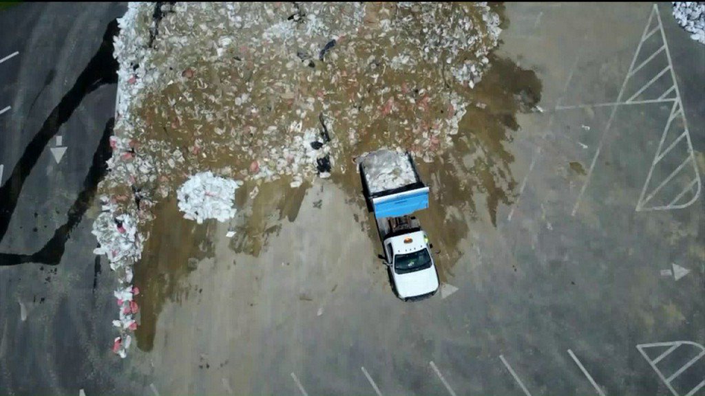 Sandbag removal begins in earnest in Eureka as life returns to normal bit.ly/2pPOsBV