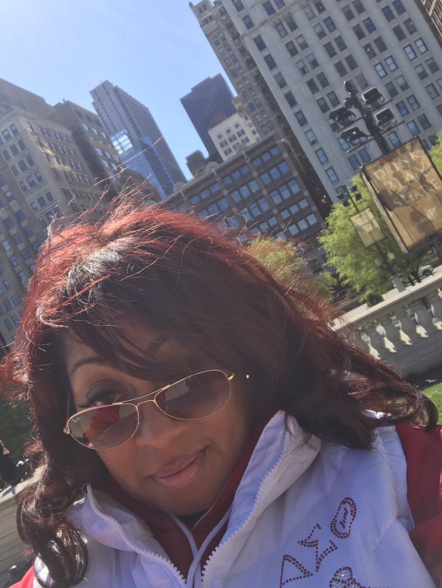 Taylorizlove's tweet photo. Pictures ... fun ... and sun .millennium park day one Chicago #vikingdiff #pcmsvikes @PCMSVikes https://t.co/eFrfG9Nefv