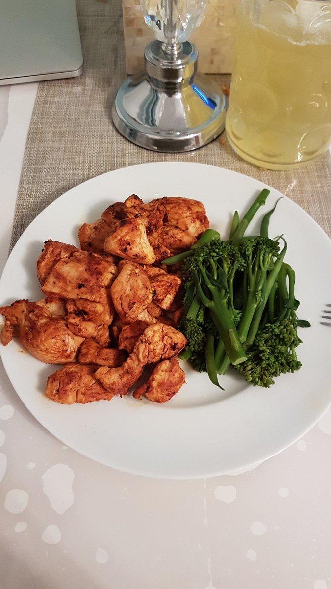 senna1999's tweet photo. @GordonRamsay what do you think of my dinner good sir? chicken with brocoli #ramsay https://t.co/hqWEKKlbCH