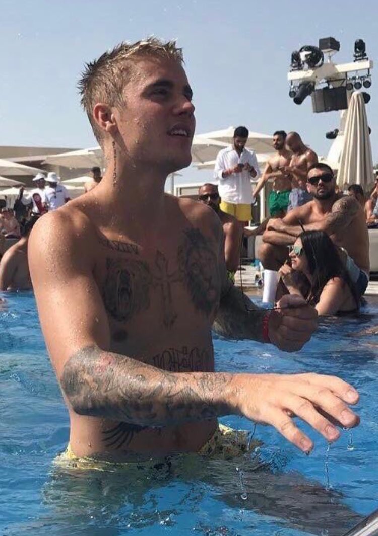 biebereligions's tweet image. a whole caucasian daddy