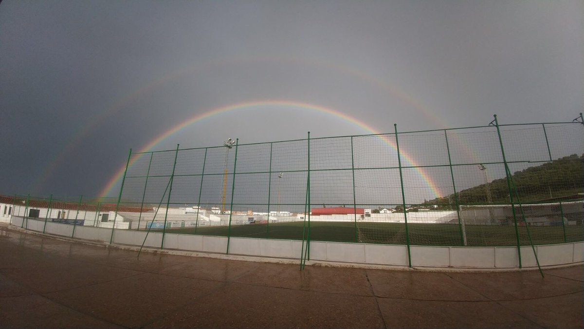 UCLaEstrella's tweet photo. 🌈Preciosa estampa sobre nuestro campo minutos antes del entrenamiento de hoy🌈 https://t.co/T5ajftd8XZ