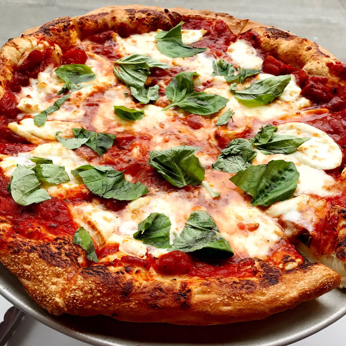 La nouvelle #pizzadumois 😍 La Margherita 🍅 faite de sauce tomate, mozzarella di latte, mozzarella di bufala et basilic 🌿#iatemontreal #pizza