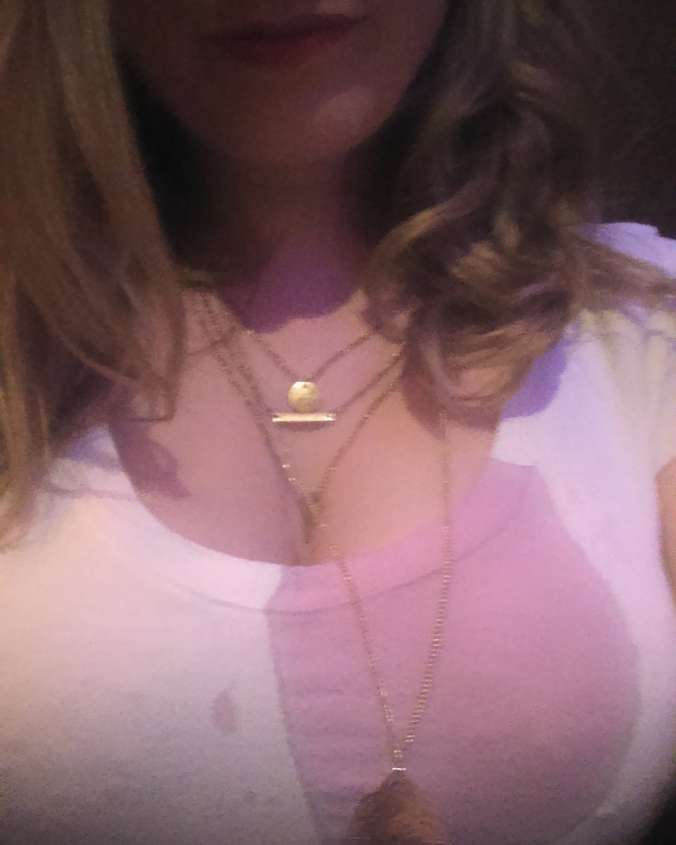 LauraWhite1986's tweet photo. That moment you finish a lovely meal and this happens #RedWine https://t.co/BbBxhSWUrw