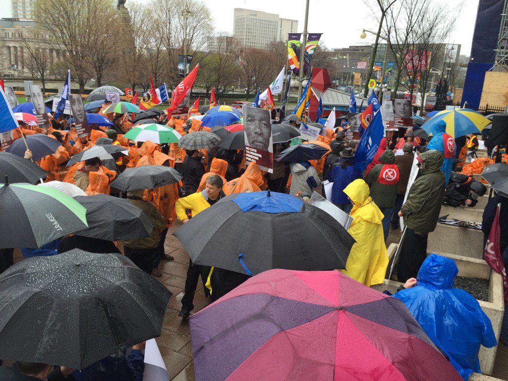 CUPEpension's tweet photo. 200+ protestors denounced Liberal Bill C-27 attack on pension security at PMO in rainy Ottawa today #CanLab #StopC27 https://t.co/zRMGG2iyYD
