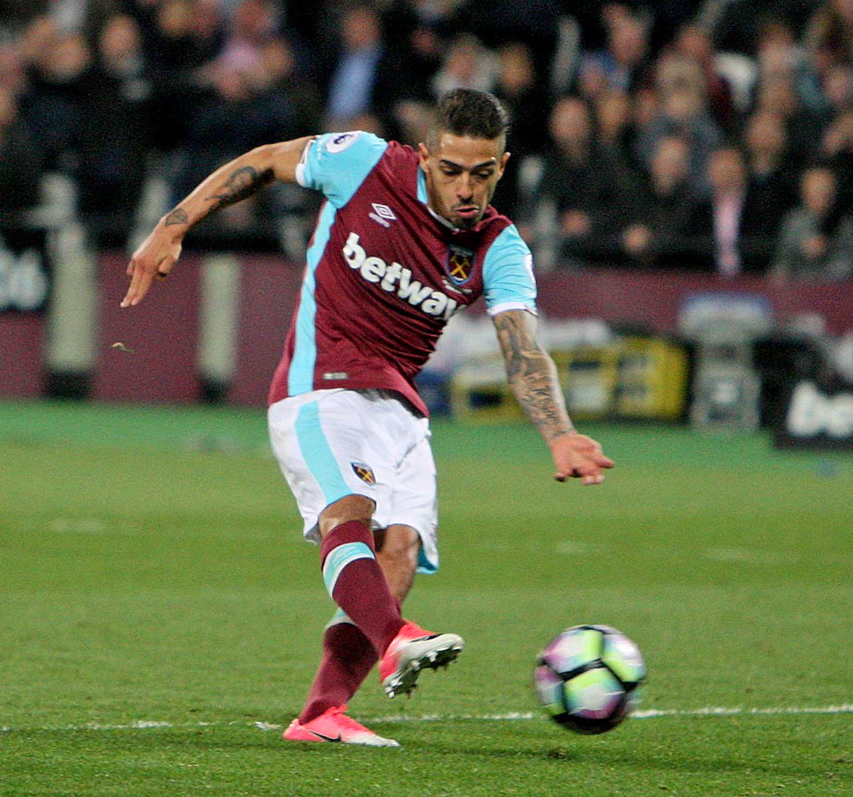 NickyHayesPhoto's tweet photo. @BroadcastMoose @WestHamMagazine @beewestwood Manuel Lanzini fires home West Ham's winner and celebrates in style with the fans. https://t.co/2i2L5CBMBj