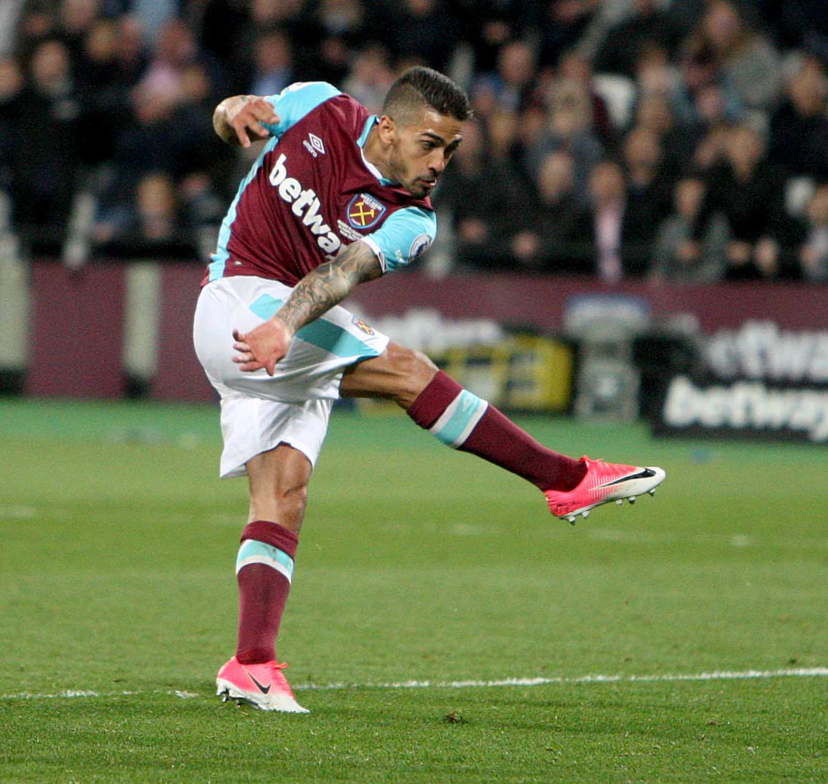 NickyHayesPhoto's tweet photo. @BroadcastMoose @WestHamMagazine @beewestwood Manuel Lanzini fires home West Ham's winner and celebrates in style with the fans. https://t.co/2i2L5CBMBj