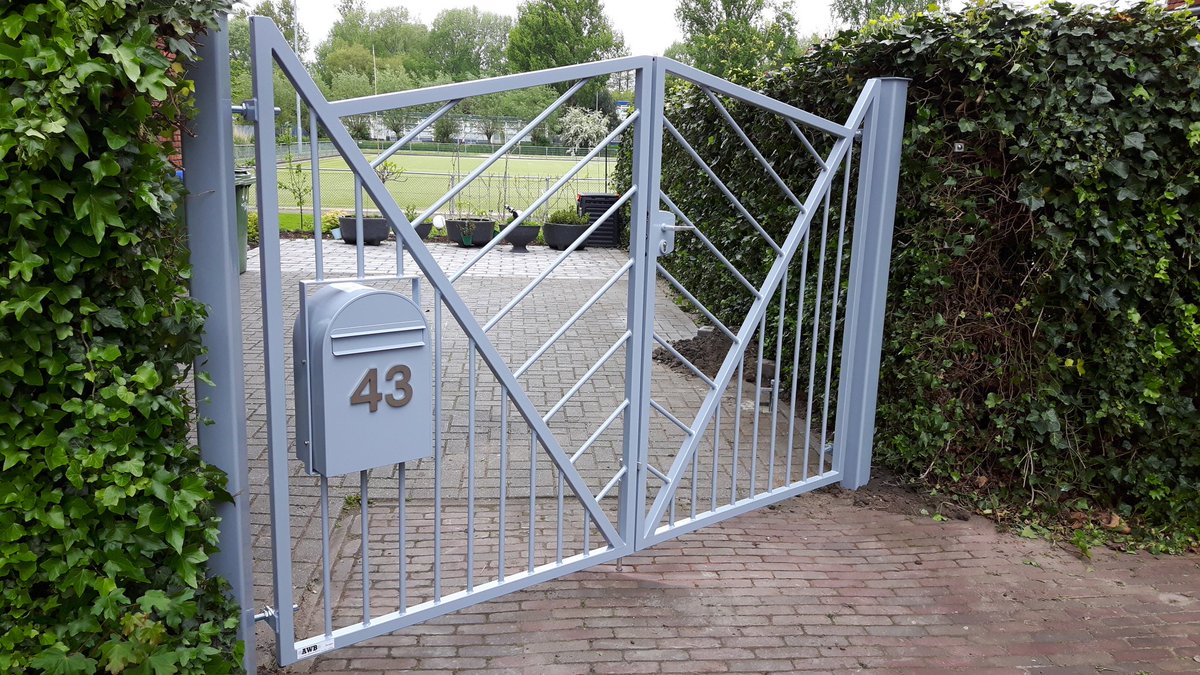 AndrBoer's tweet photo. Weer eens wat anders als een klassieke poort. . Modern in Ral 7001 https://t.co/IA3FWAc3Ni
