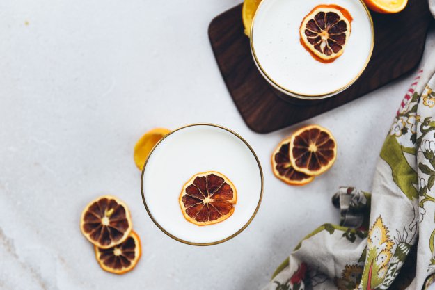 CogworksLtd's tweet photo. Our small walnut cutting board is the perfect cocktail companion. #MeyerLemonBourbonFizzes #HollyandFlora #Cogworks
https://t.co/ouH61umUIj https://t.co/NrQORvwhLK