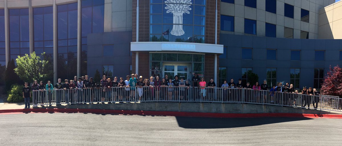 becky_bien's tweet photo. PLE 5th Graders at Harvesters for our School-wide Serve Day! #ple50 #lsr7 #r7proud @HarvestersORG #TheLeaderinMe https://t.co/KPU9SgMxGE