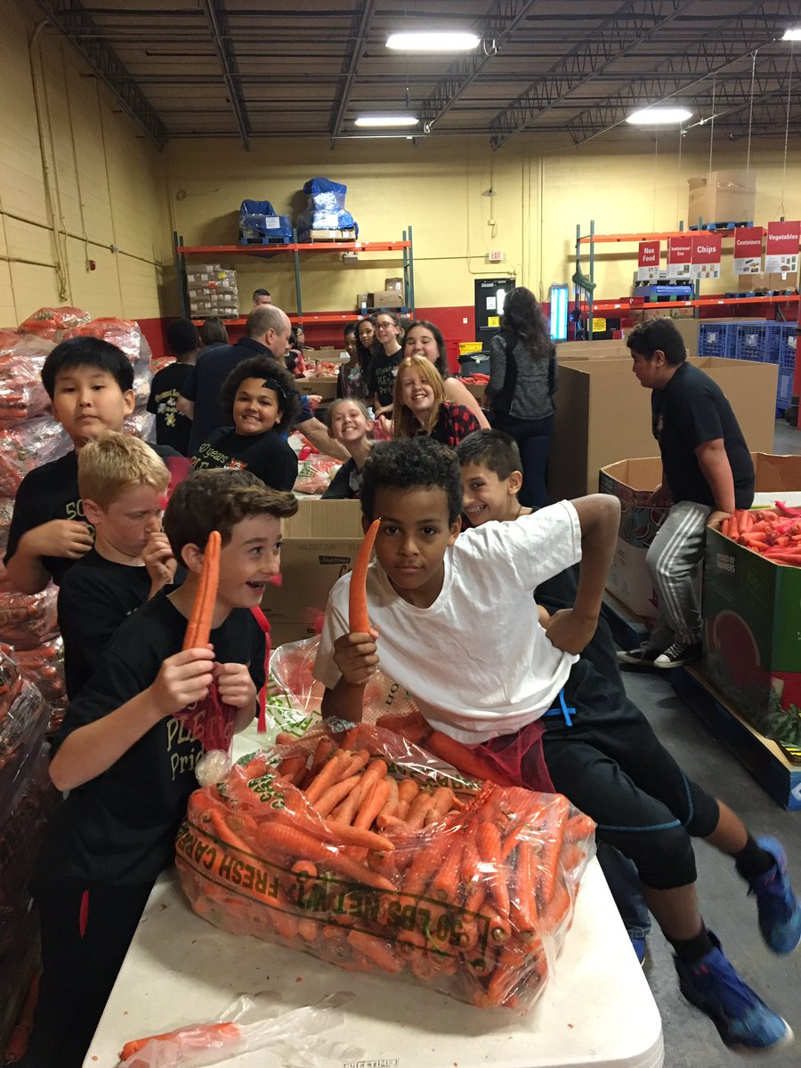 becky_bien's tweet photo. PLE 5th Graders at Harvesters for our School-wide Serve Day! #ple50 #lsr7 #r7proud @HarvestersORG #TheLeaderinMe https://t.co/KPU9SgMxGE