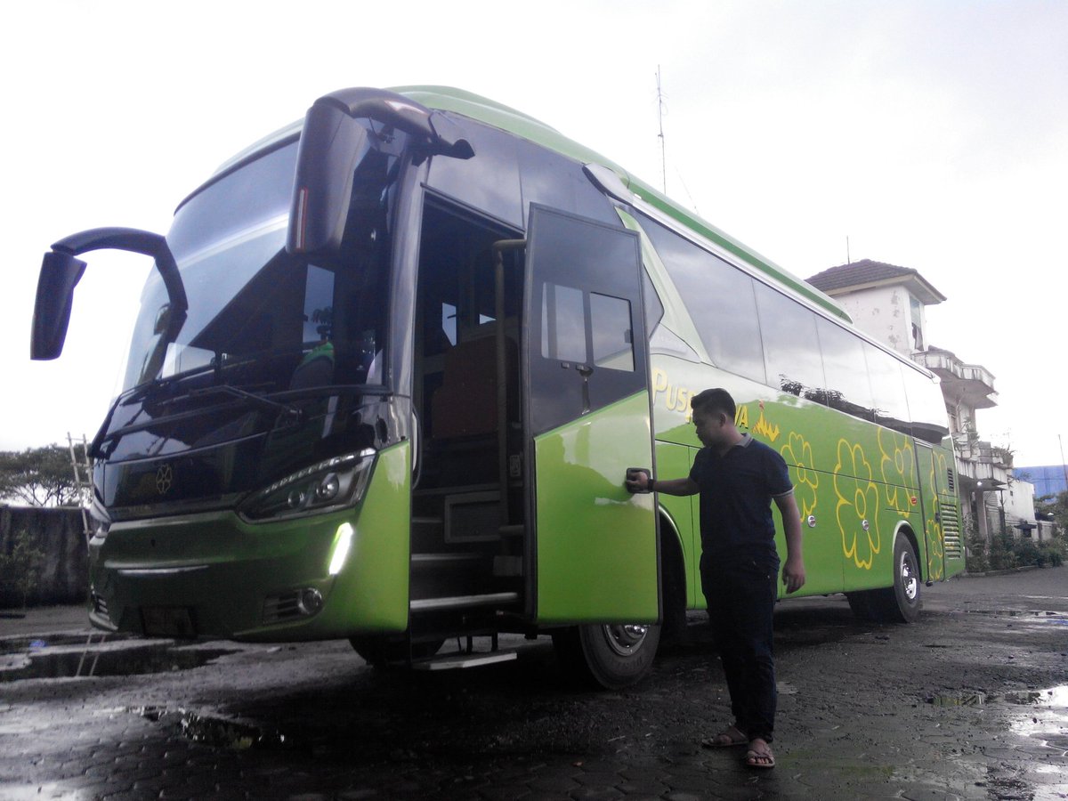 nizarzainury's tweet image. Baru SR2 puspa jaya at pool jogja #puspajaya #bismania #legacysr2 @Ayonaikbiscom @SukaFotoBis @Bismen48 @mobilkomersial @karoseriID