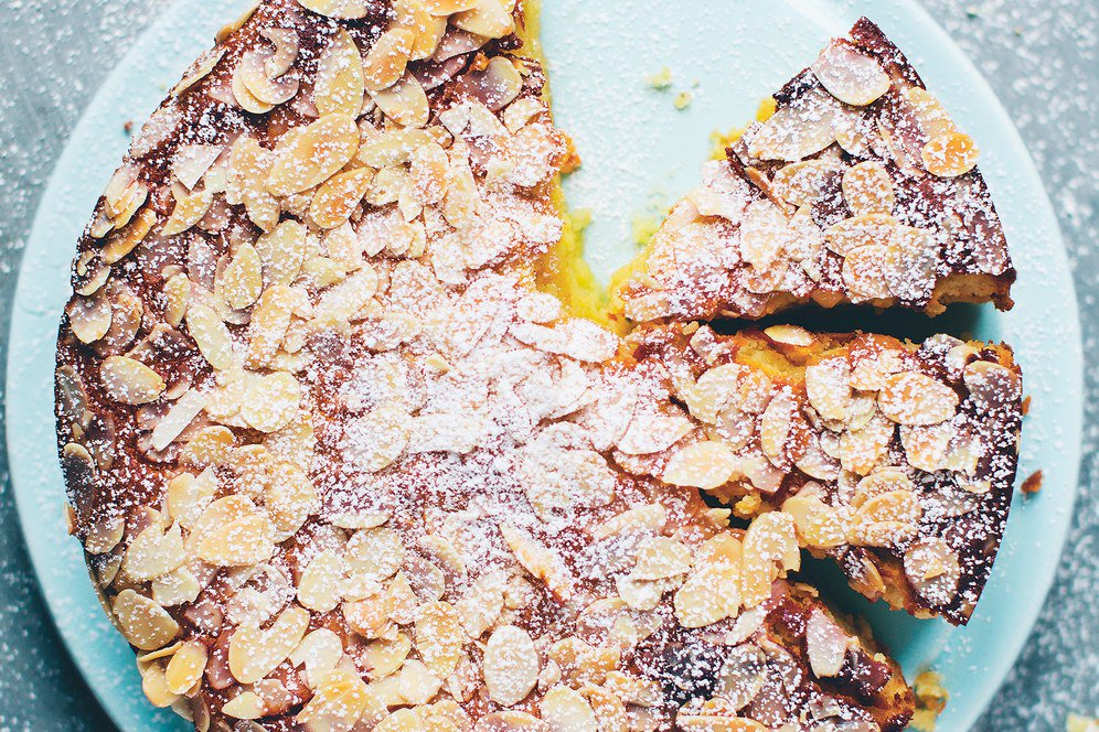 A cake that's sweet, rich and has no refined sugars? How can that be?? trib.al/RZNcigk