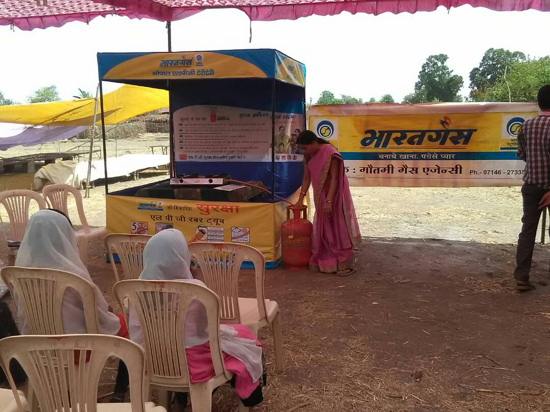 bpclrajeev's tweet photo. #OneYearOfUjjwala Excellent initiative by Govt in empowering women in rural areas and to conserve environment. Safety awareness for Ujjwala https://t.co/oBZiN8ntRI