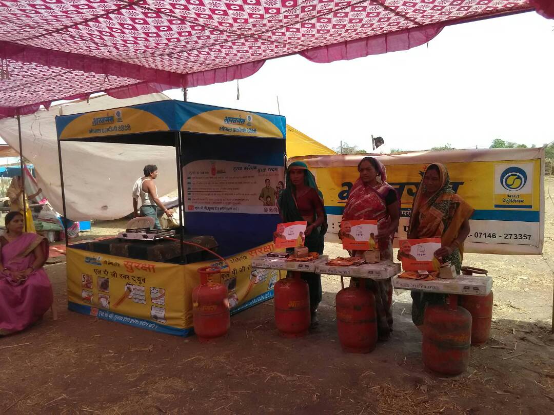bpclrajeev's tweet photo. #OneYearOfUjjwala Excellent initiative by Govt in empowering women in rural areas and to conserve environment. Safety awareness for Ujjwala https://t.co/oBZiN8ntRI