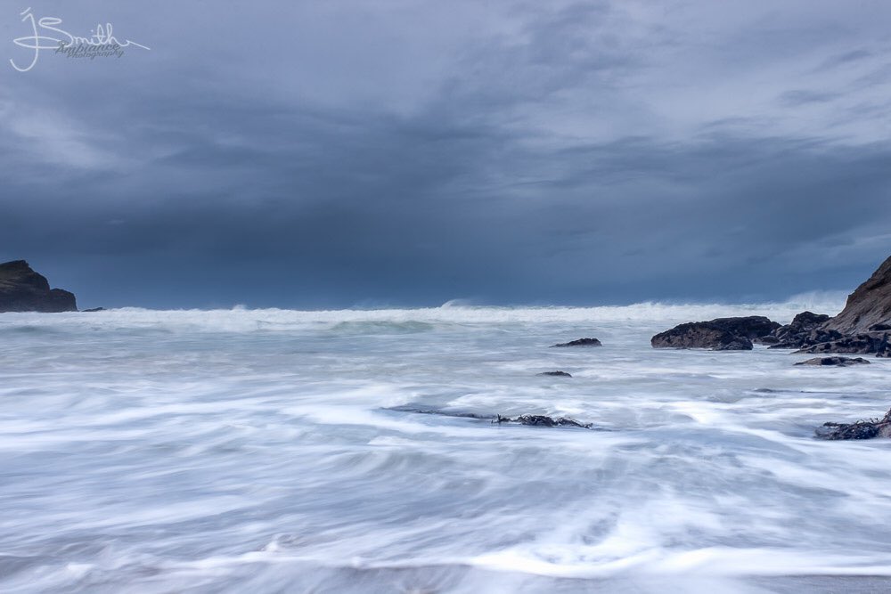 AmbianceP's tweet photo. It's not all about sunsets and flowers. #newquay #cornwall #stormy #photography #beach #waves #surf #blue #landscape @canonuk @VisitEngland https://t.co/vSVBZxcEWq