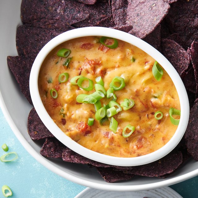 Make cheesy Fire Roasted Tomato Queso Dip for your #CincodeMayo party! Made w/#MuirGlen diced #tomatoes. #queso muirglen.com/recipe/fire-ro…
