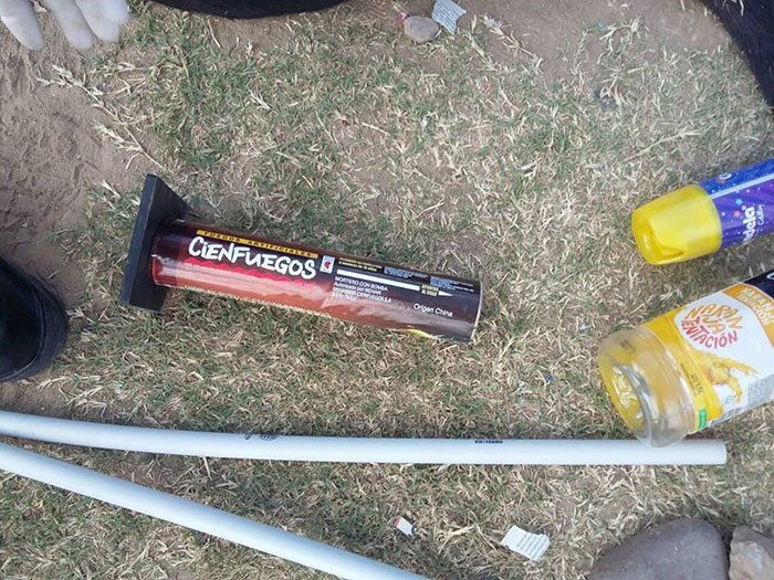 sgfuertes's tweet photo. Salta. Alumnos festejaban con pirotecnia. Un callejerito murió luego de que un petardo le explotara en el hocico. Había padres presentes. https://t.co/NcwtWCpBgg