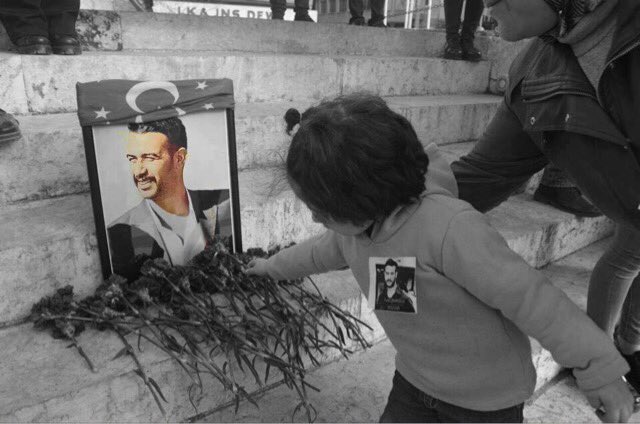 UlkucuSehitler's tweet photo. Her şey hala simsiyah...
Bir tek gülüşü hariç... https://t.co/2Uq3bgNaj0