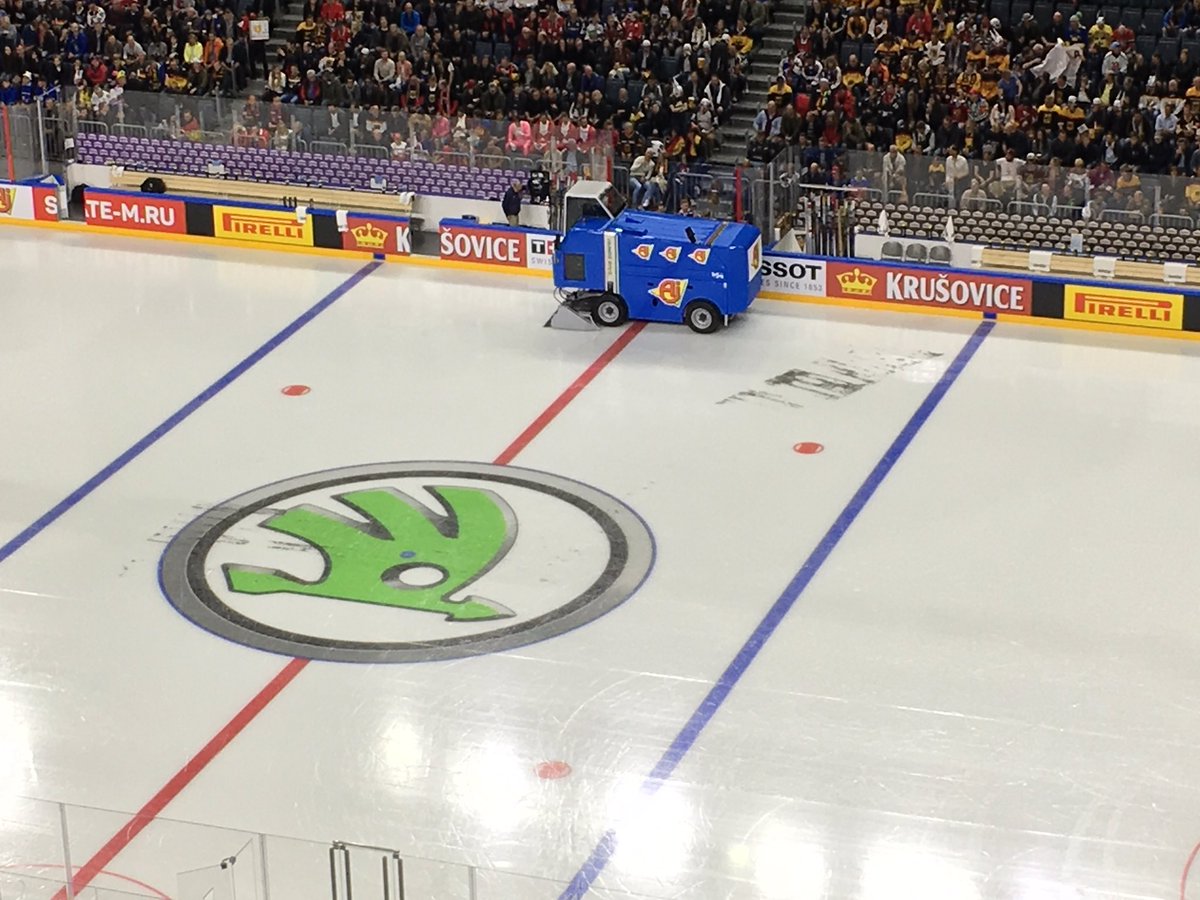 DanielKinc's tweet photo. Začátek utkání #USAvGER je zpožděn, na ledě zůstaly fleky po koberci ze slavnostního ceremoniálu https://t.co/3i68rUZXFy