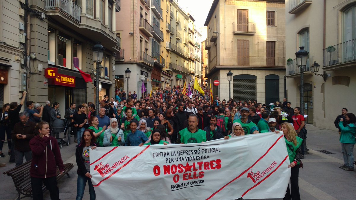 Apunt_'s tweet photo. "Mai més un encapsulament, ni a Manresa ni enlloc" s'afirma en la lectura d'un manifest al lloc de les detencions del passat 1 de maig https://t.co/UxKPsketmC
