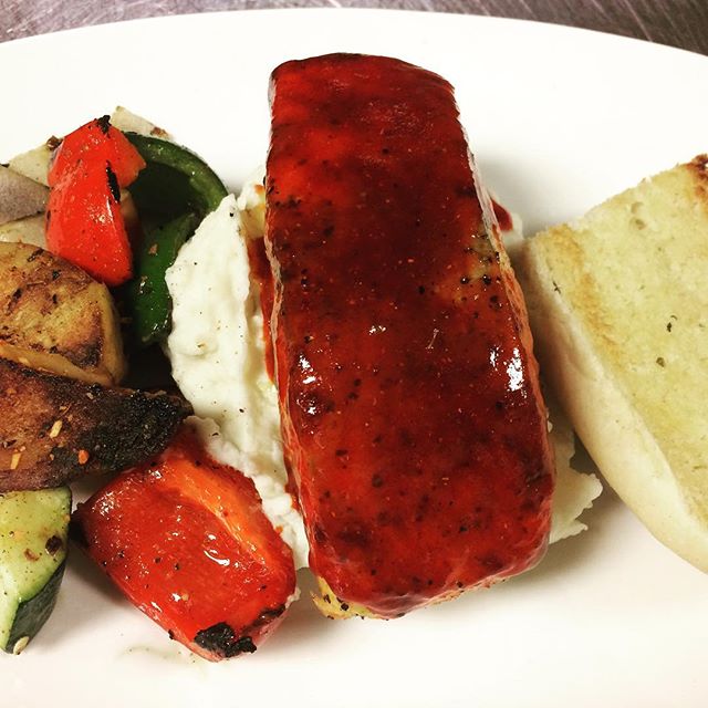 theqbbq's tweet photo. Tandoori flavour baked salmon with grilled veggies and mashed potatoes 🥔 #atlanticsalmon #tandoori #grilled #grilledsalmon #grilledveggies https://t.co/M8q95N1o0v