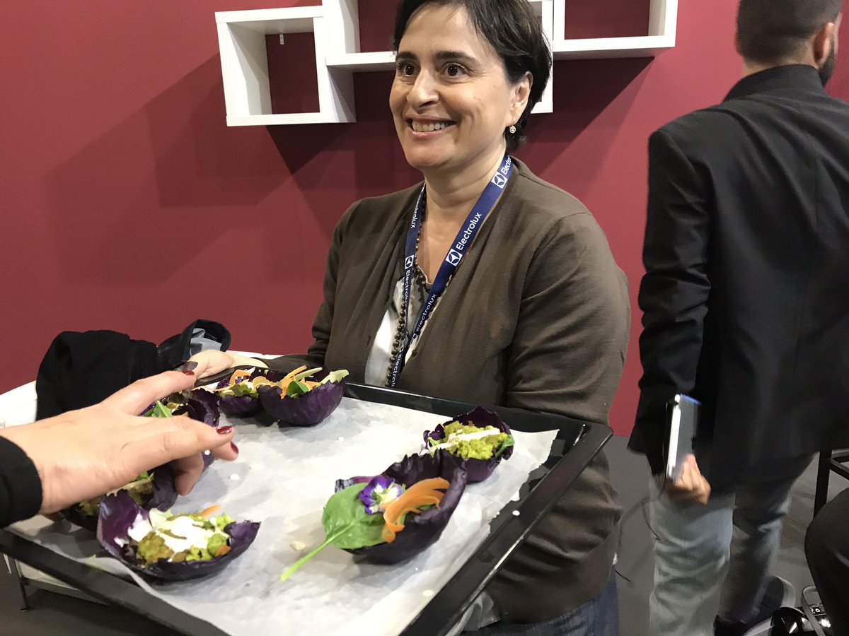 soc_rep's tweet photo. I Falafel di @martaemimma sono pronti, il segreto: mettere in ammollo i ceci! Assaggiamo questa bontà! #tasteofmilano #socialreporters https://t.co/fRnvUaBT3C
