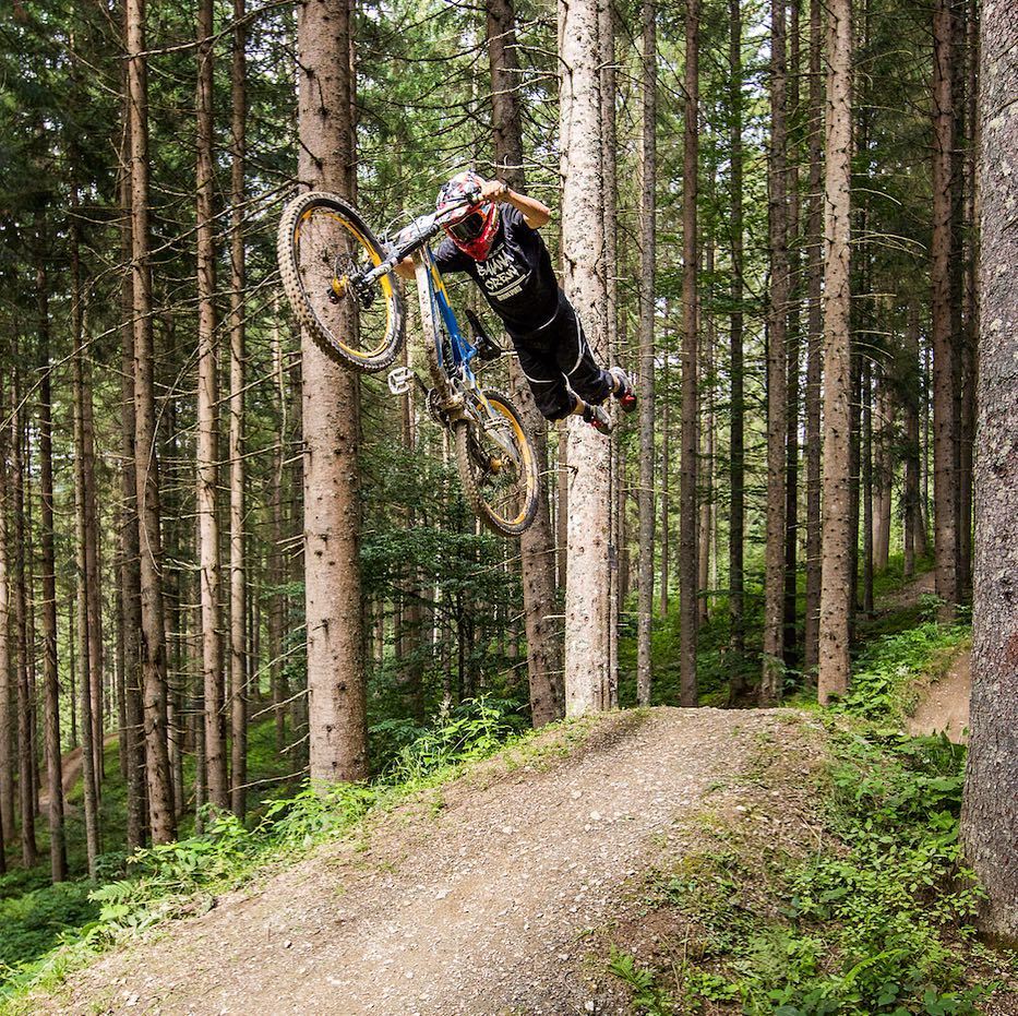 LinesMag's tweet photo. @shred_dawg426 zeigt was die @foolarmy am besten kann: im Wald rumhängen. 📷 @qprjct  #Freeride #Superman #Partylaps https://t.co/iQpiSEhtaQ https://t.co/ZUUN1HtvdN