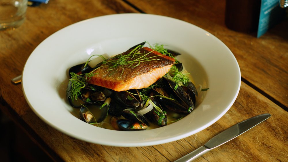 MuddyCornwall's tweet photo. Looking for a pub with a walk this weekend? Try the @gurnardshead. Can't beat the rugged landscape &amp; amazing fish: https://t.co/2k5ZhxkBtb https://t.co/VmYM7OTNDz