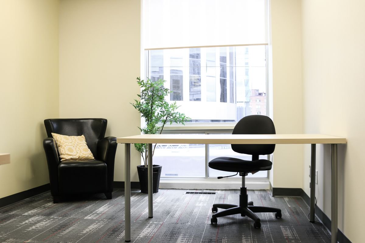 Ian_Paul_Graham's tweet photo. Does your #SmallBuisness need #OfficeSpace? We currently have an office available! Book a tour today: https://t.co/llgEGwvq9P #Ottawa https://t.co/hIHmH9Fm2K