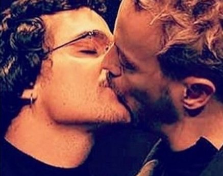 dopadaprado's tweet photo. Em protesto contra homofobia na Rússia, ator posta foto de beijo em Wagner Moura: https://t.co/oHSiuBZQb9 by #gaybrasil via @c0nvey https://t.co/HF7mHWOAYo