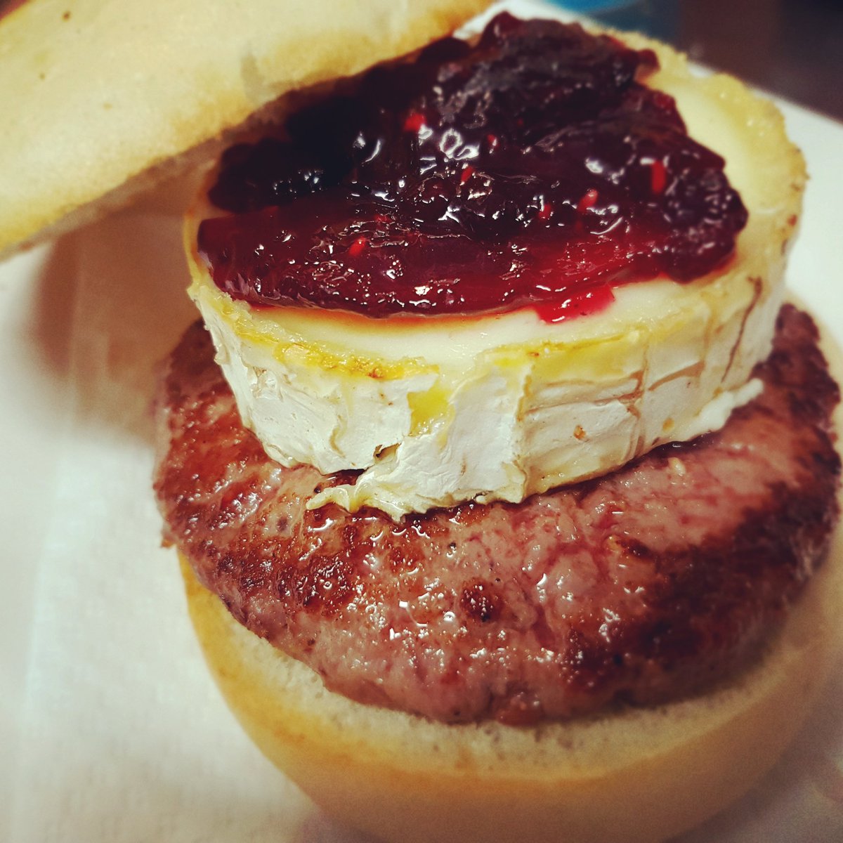 CheerRestaurant's tweet photo. #hamburguesa #quesocabra #mermeladafrutosdelbosque https://t.co/vG0bkRJSOF