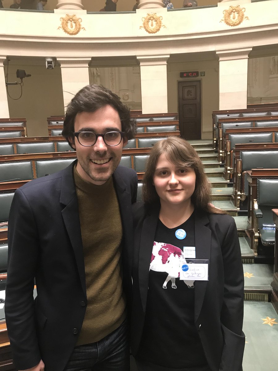 Serafina_vg's tweet image. @kristofcalvo was ongetwijfeld enorm vereerd dat hij op de foto mocht met de kamervoorzitter vandaag #Plenum17 #Diezeldzameglimlachvanmij