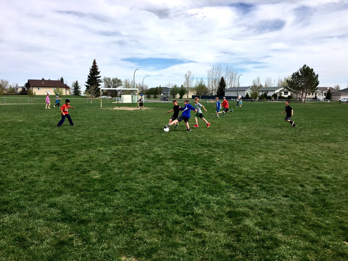 tuckchris's tweet photo. Great outdoor soccer game with the LG2 and 3 kids today. #vitaminN #MentalHealthAwarenessWeek #somanyposts https://t.co/2Gl1Yh3TMD
