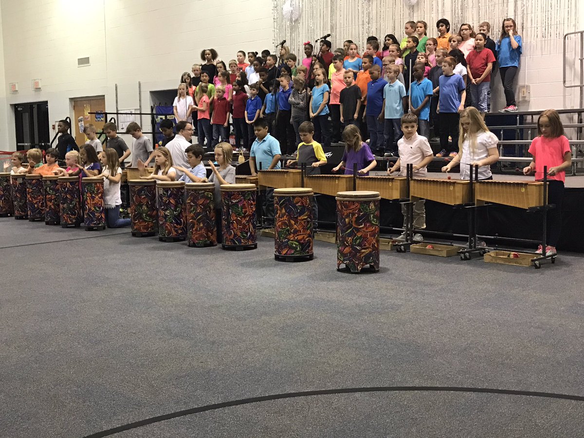 _MrsGrillo's tweet image. What an awesome performance by these 3rd grade singers, instrument players, and dancers!