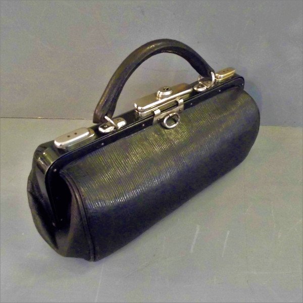 Simon Kluth (@traversantiques) on Twitter photo Vintage Gladstone Clutch Bag #vintagehandbag #vintage <a href="/AlfiesAntiques/">ALFIES ANTIQUE MARKET</a> bit.ly/2piFYlQ Vintage Gladstone Clutch Bag #vintagehandbag #vintage <a href="/AlfiesAntiques/">ALFIES ANTIQUE MARKET</a> bit.ly/2piFYlQ