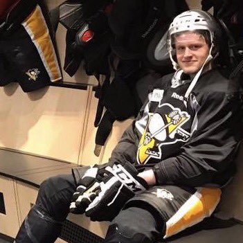 PenguinsJesus's tweet image. When you&apos;re the top goal scorer in the NHL playoffs, but no one notices because Sid&apos;s practicing