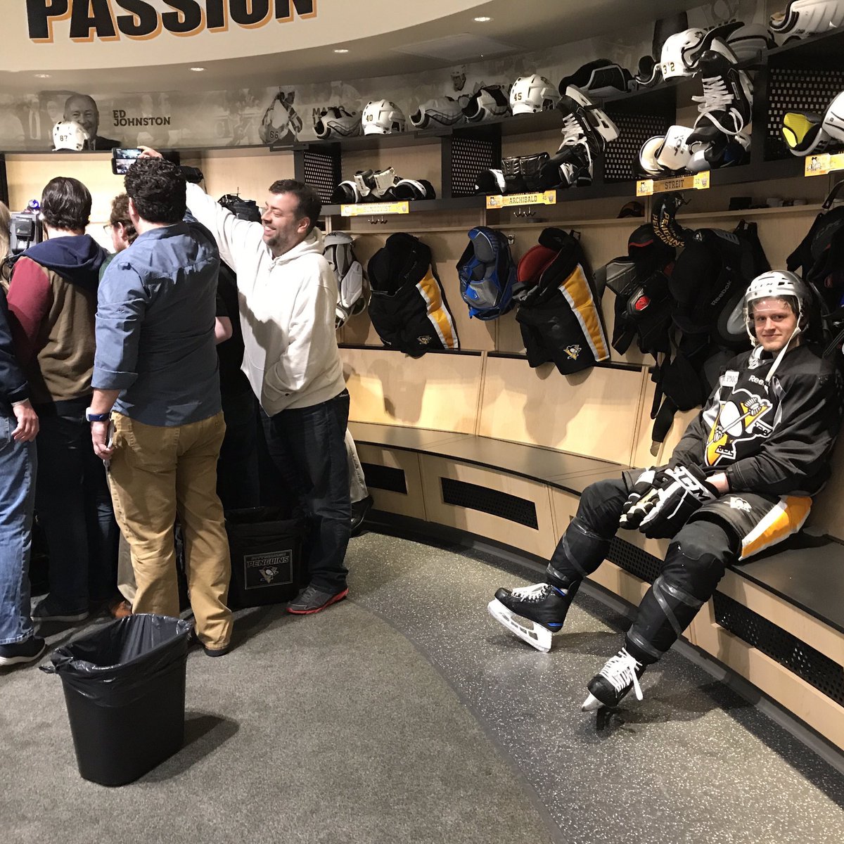 PenguinsJesus's tweet image. When you&apos;re the top goal scorer in the NHL playoffs, but no one notices because Sid&apos;s practicing