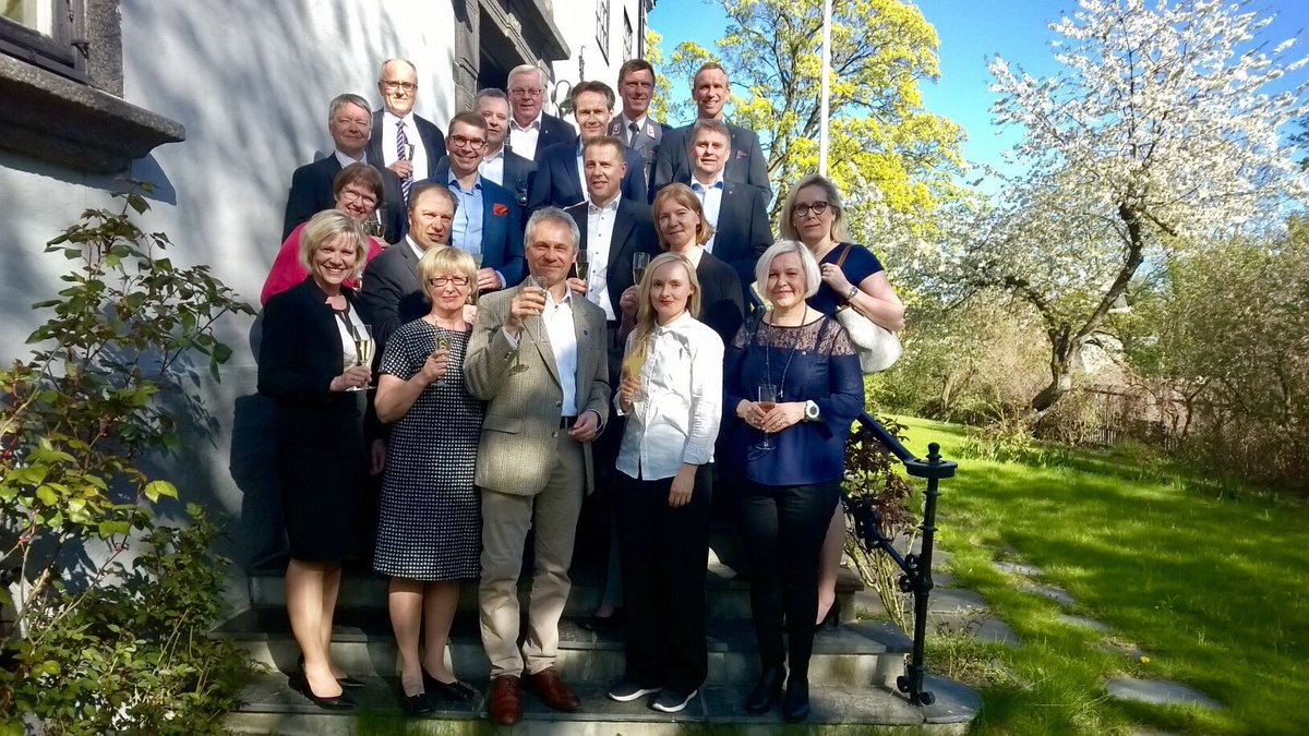 Ekilundberg's tweet photo. Tosi mukava saada #MPK209 kurssitoverit ja #MPK210 uudet ystävät vierailulle kesäiseen Osloon #maanpuolustuskurssi @mpkkfi https://t.co/fdbITO0L4t
