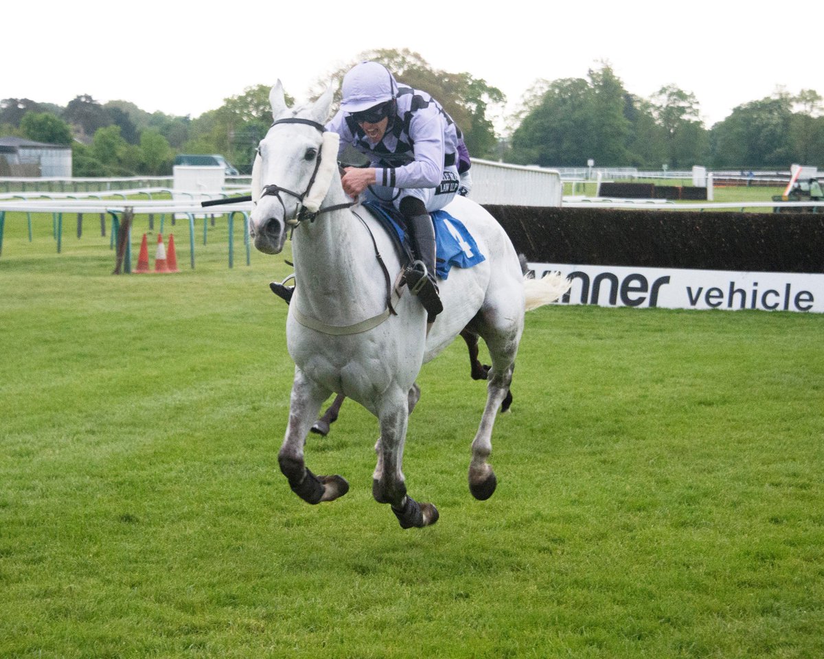 Congratulations FLUGZEUG &amp; <a href="/kjones1810/">Kevin jones</a> for trainer <a href="/SeamusMullins1/">Seamus Mullins</a> and owners New Forest Racing Partnerships! #FontwellRaces