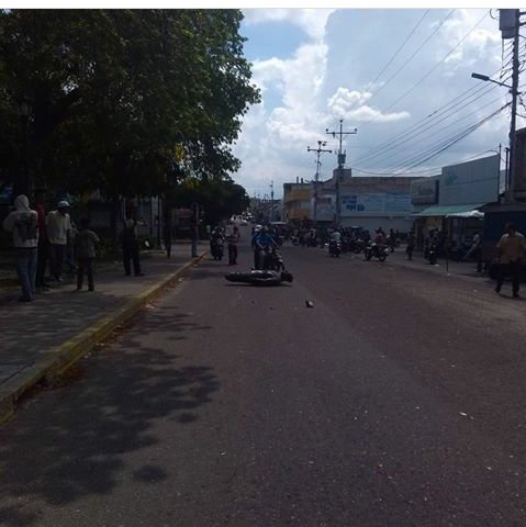 Nelsoncabreram's tweet photo. Quemaron y tumbaron estatua de Chávez en villa del rosario Edo Zulia fueraaaa nefasto gobierno de mierda https://t.co/ZBd8YgElUD