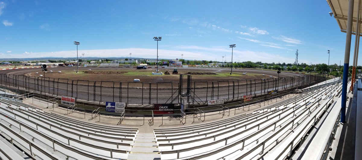 Beautiful day for a race.U would be crazy not to be here tonight.Plus tomorrow is Dave Bradway Jr. Memorial. Support &amp; #showup