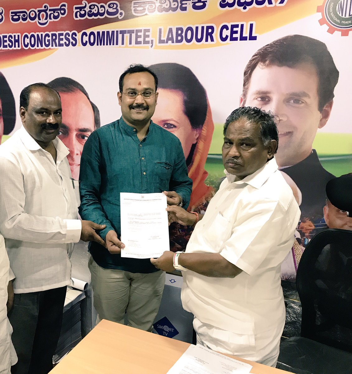 chiranjeevijety's tweet photo. @KPCCofficial #LabourCell #President oppointed Me as #kpcc #Labour #Cell #Secretary ThankUSoMuch @dineshgrao ji @DrParameshwara ji @INCIndia https://t.co/4H3ROVvYGI