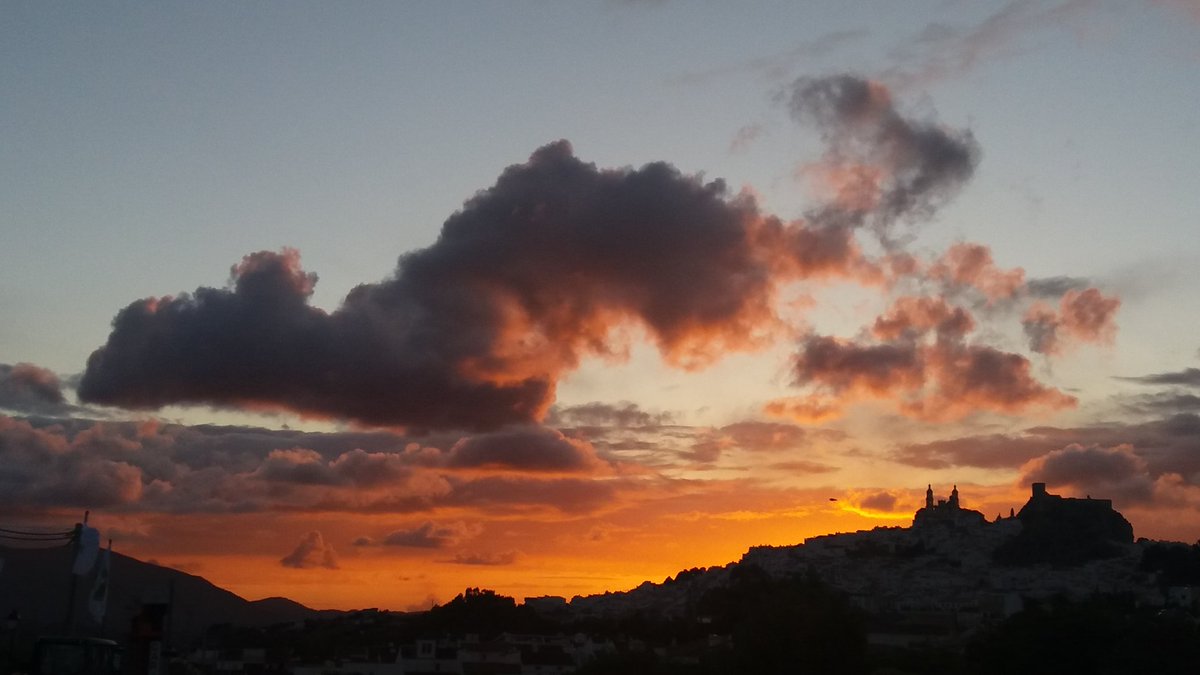 jajimenezp's tweet photo. Hace unos segundos otro atardecer mágico en #Olvera. 
¿Os gusta? https://t.co/pSgvI2AGTX