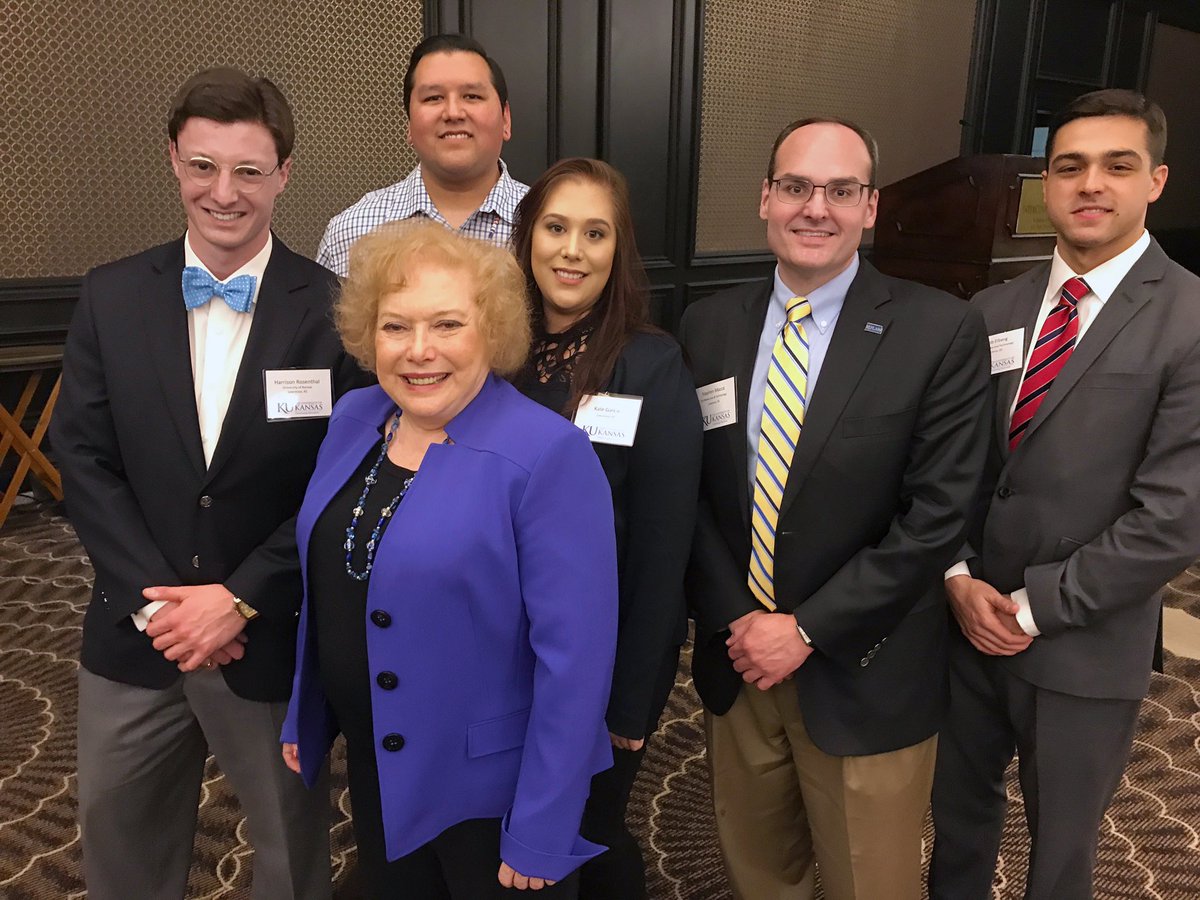 Was a pleasure listening to @LindaDeutsch (in purple) at <a href="/KCMediaLaw/">KC Media Law Seminar</a>! Pictured: <a href="/kulawschool/">KU School of Law</a> Dean Stephen Mazza &amp; #KULaw students. #ML30