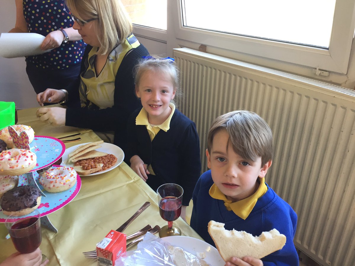 sandaigprimary's tweet photo. Well done to this week's golden table children. #lunchinginstyle https://t.co/Js5boc6L5I