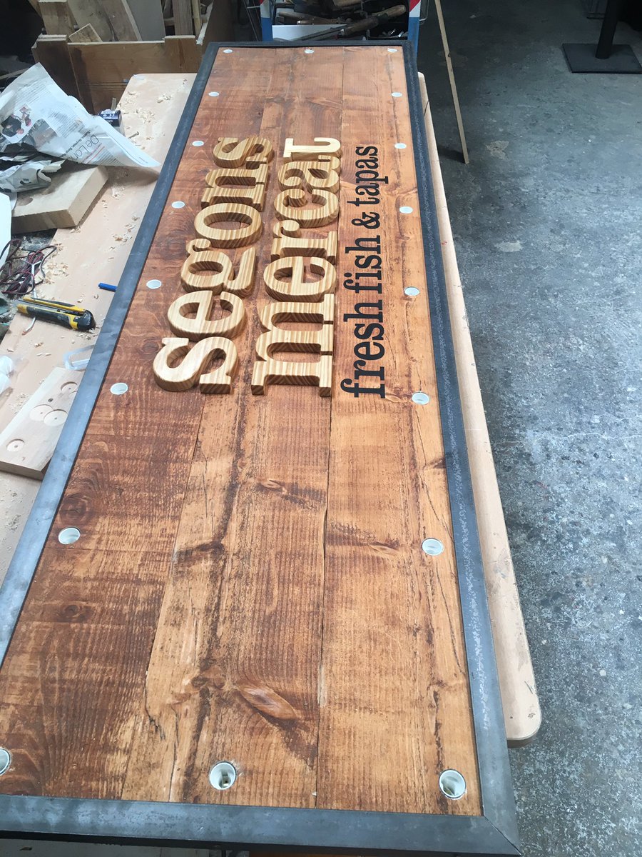 paletsdelujo's tweet photo. Y para acabar la semana este precioso rotulo para @segonsmercat 
#vintage #reciclado #madera #palets #rotulo #barcelona https://t.co/27zzVvjhWm